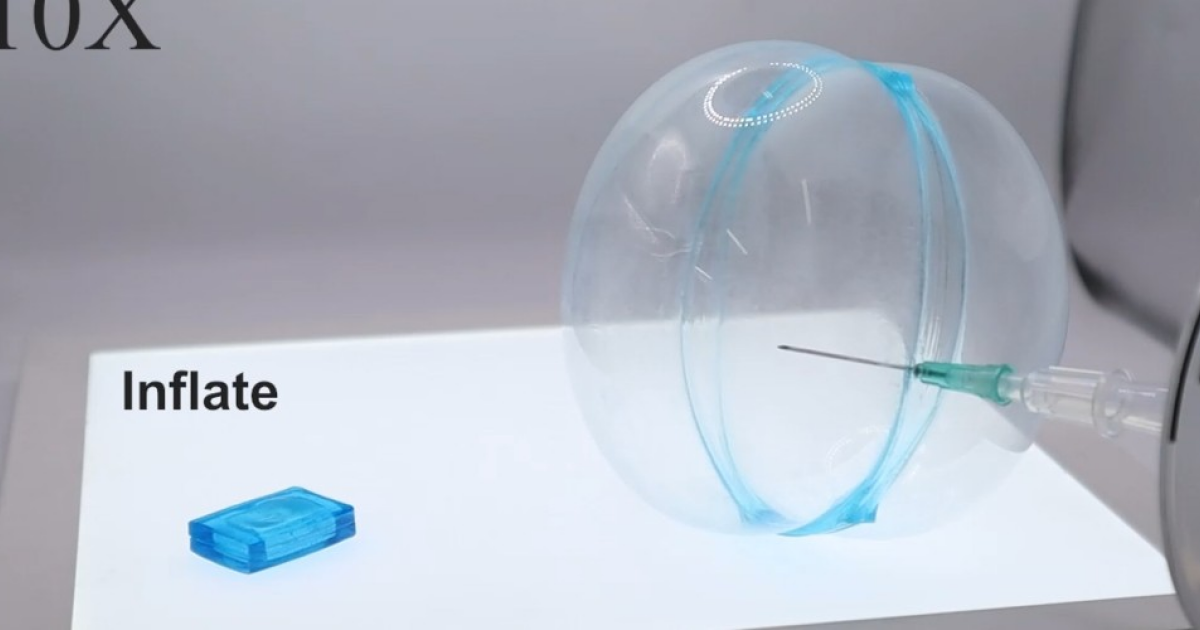 Воздушный шарик из гидрогеля выдержал вес человека
